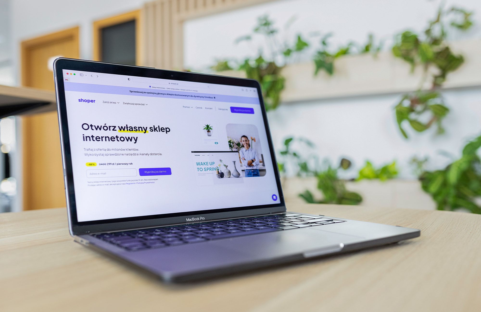 Ordinateur portable posé sur un plan de travail, page d'accueil d'une plateforme de création de boutique en ligne