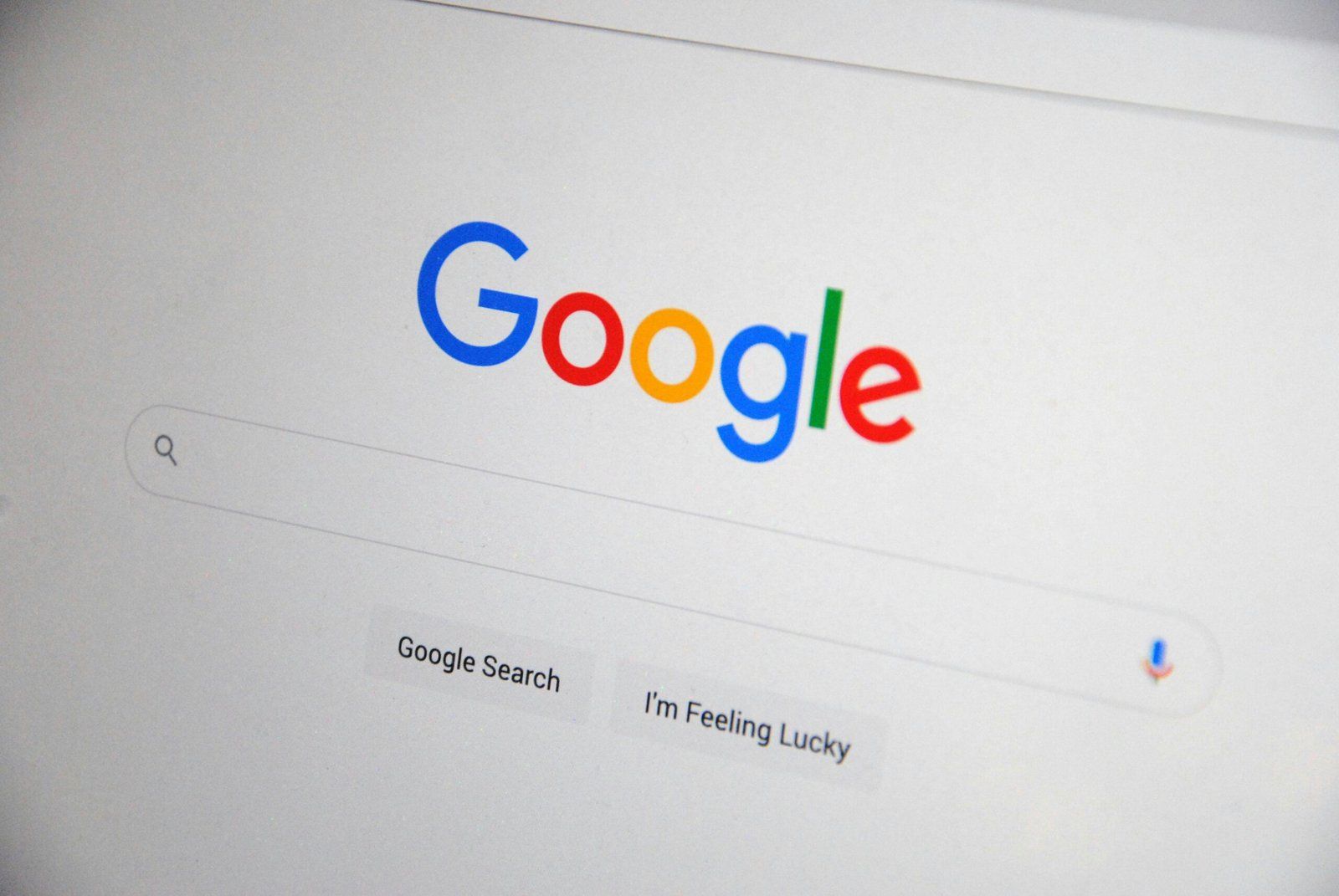 La page d'accueil de Google en gros plan sur un écran, le champ de recherche vide